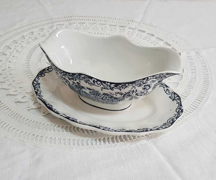 Molheira em faiança com prato pegado