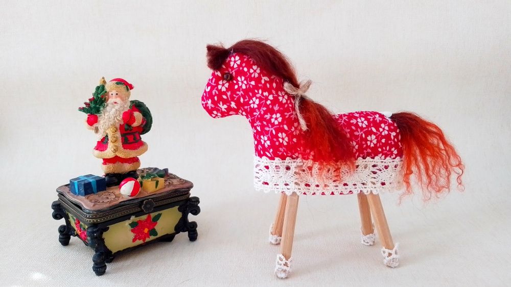 Лошадки, коники текстильні. Символ 2026 року.