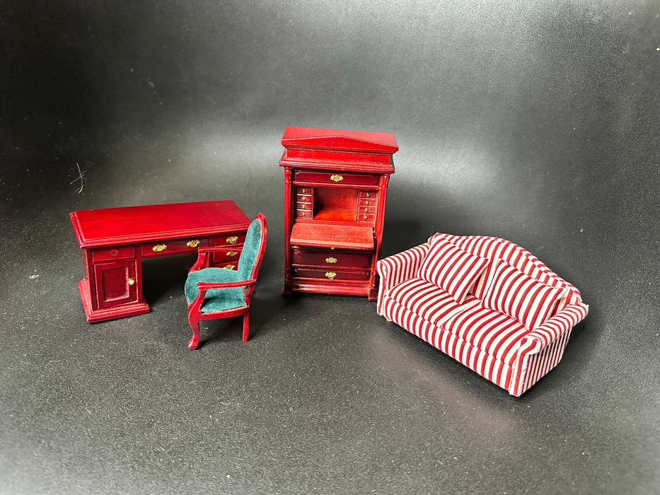 Лот вінтажних меблів з червоного дерева. Для лялькових будиночків.