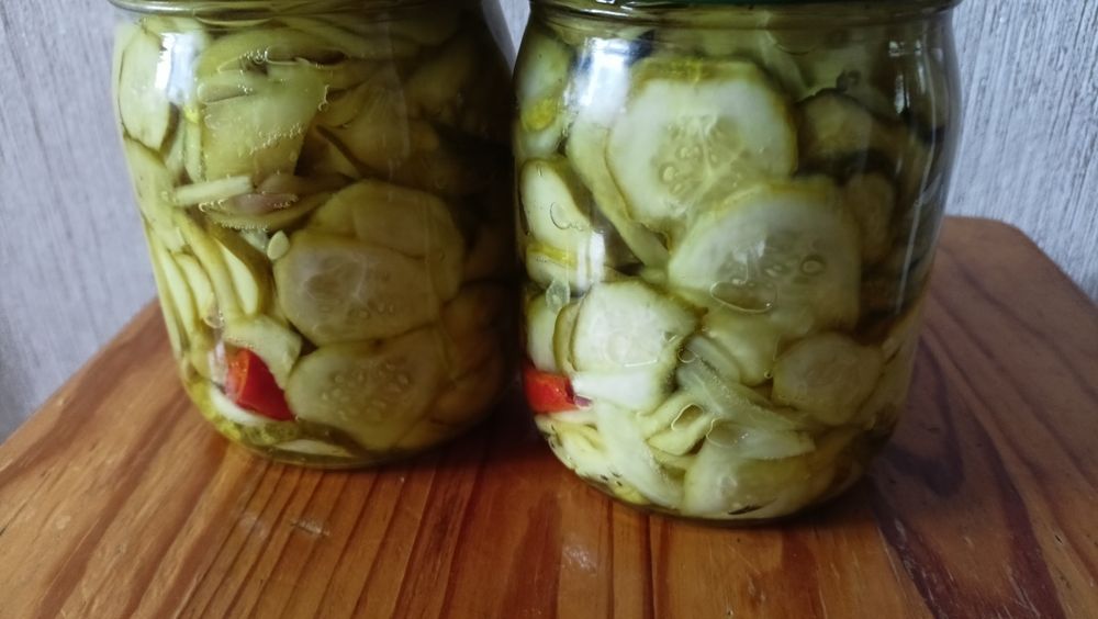 Sałatka z kurkumą i sos pomidorowy
