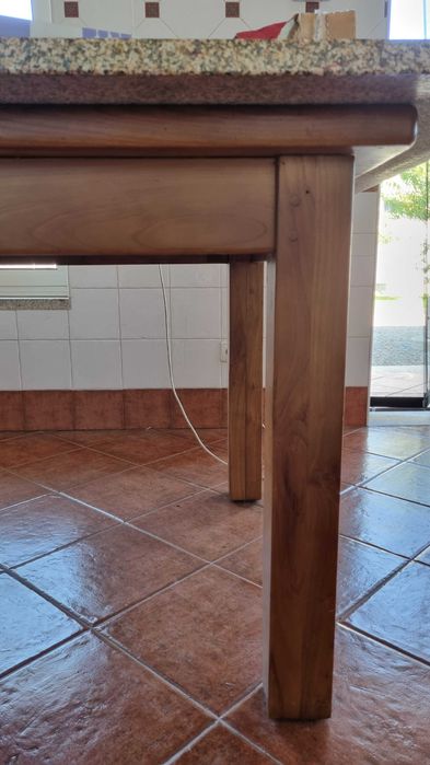 Mesa de madeira com cobertura de granito