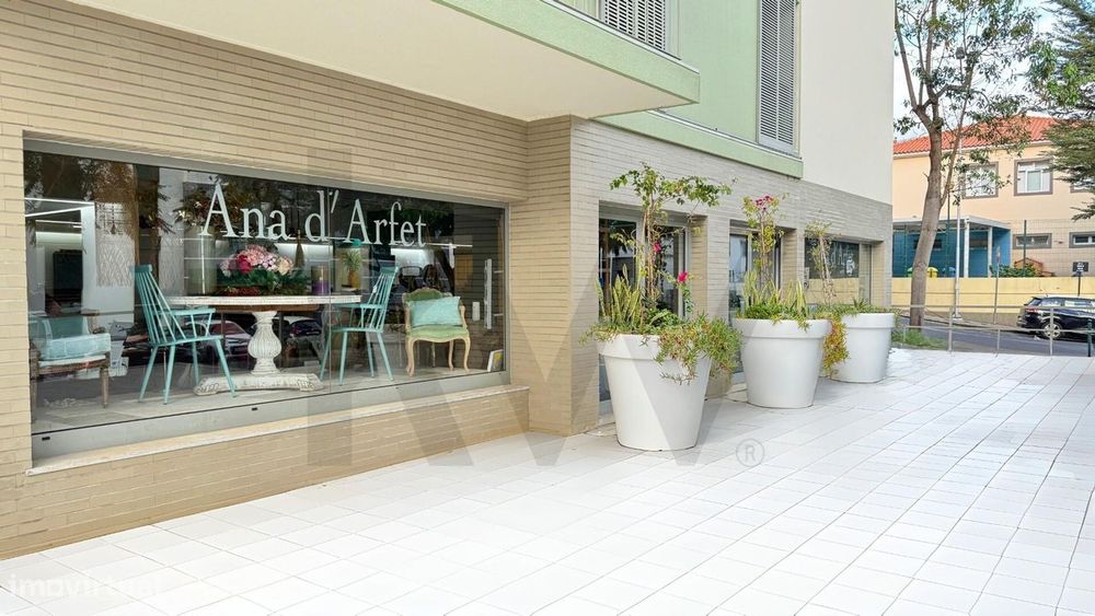 Espaço Comercial De Alta Visibilidade Numa Zona Residencial Privilegia