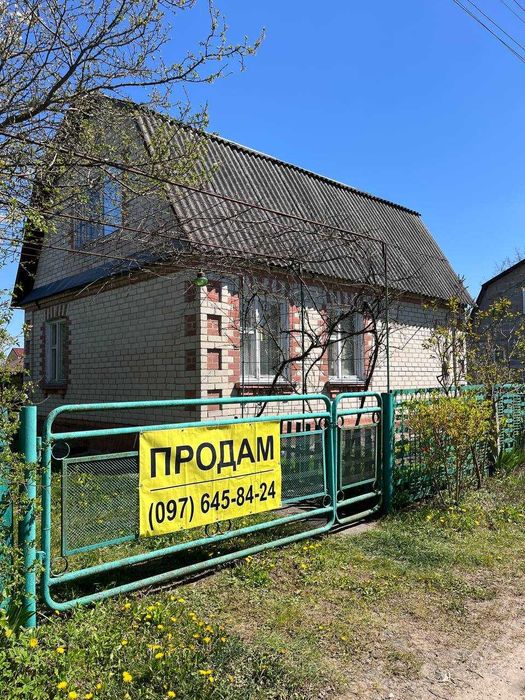 Продам дачний будинок з мансардним поверхом і гаражем біля Нової Українки