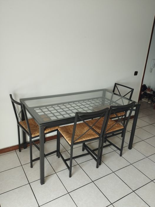 Mesa de vidro e cadeiras