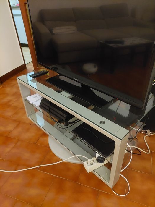 Móvel de televisão rotativo em metal e vidro
