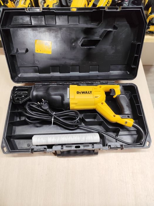 Потужна вживана DeWalt DWE 305 шабельна пила Деволт оригінал
