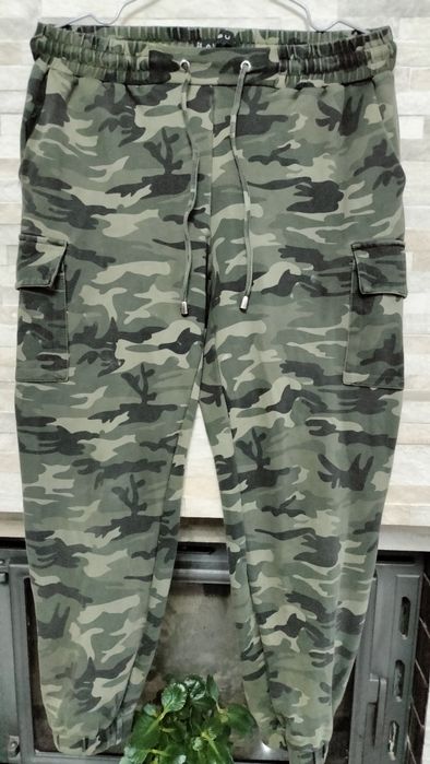 Spodnie moro ściągane w pasie