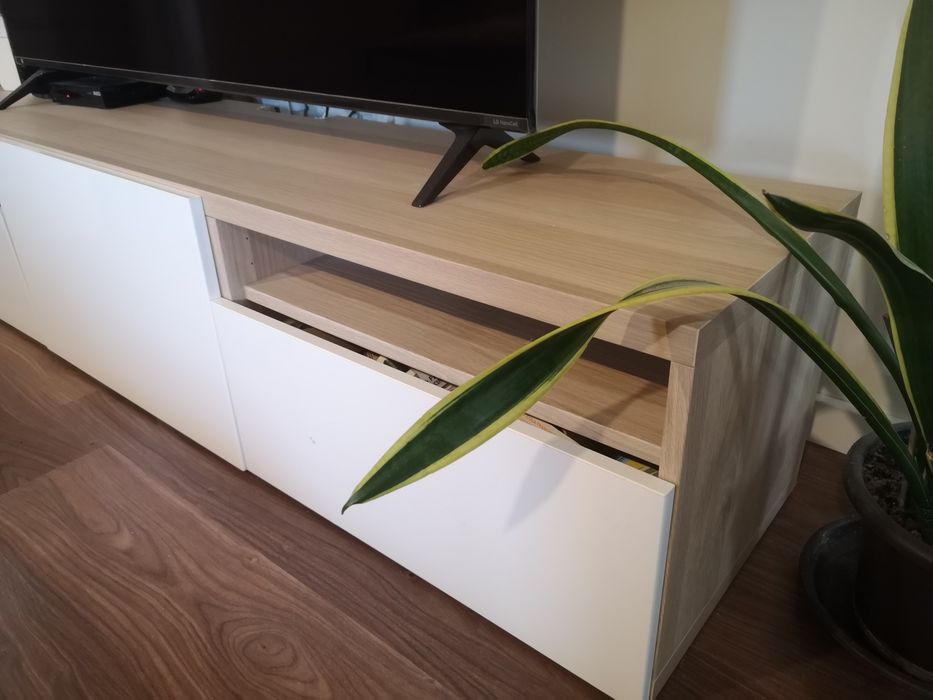 Móvel tv branco e madeira ikea