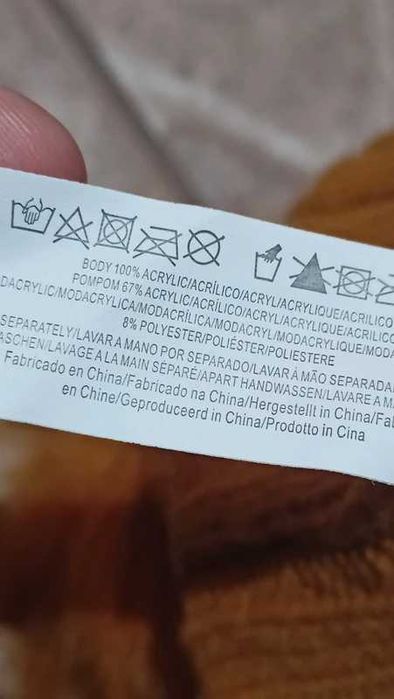 Ruda stylowa damska czapka z puszystym włochatym pomponem primark