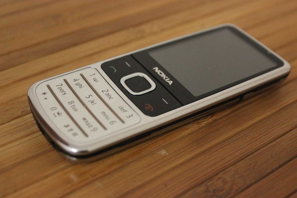 Телефон Nokia 6700