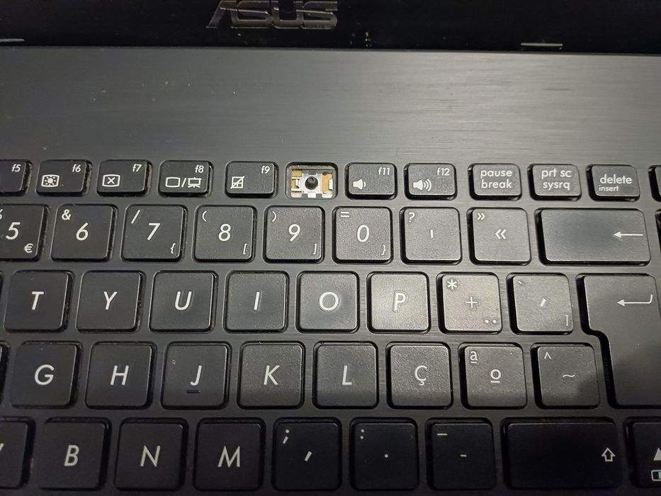 Portátil ASUS – i3 / 4GB RAM – Funciona mas com teclas avariadas.