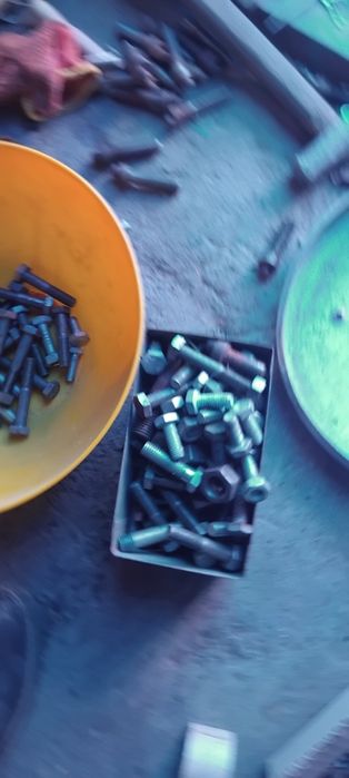 Болти гайки метизи великі і маленькі