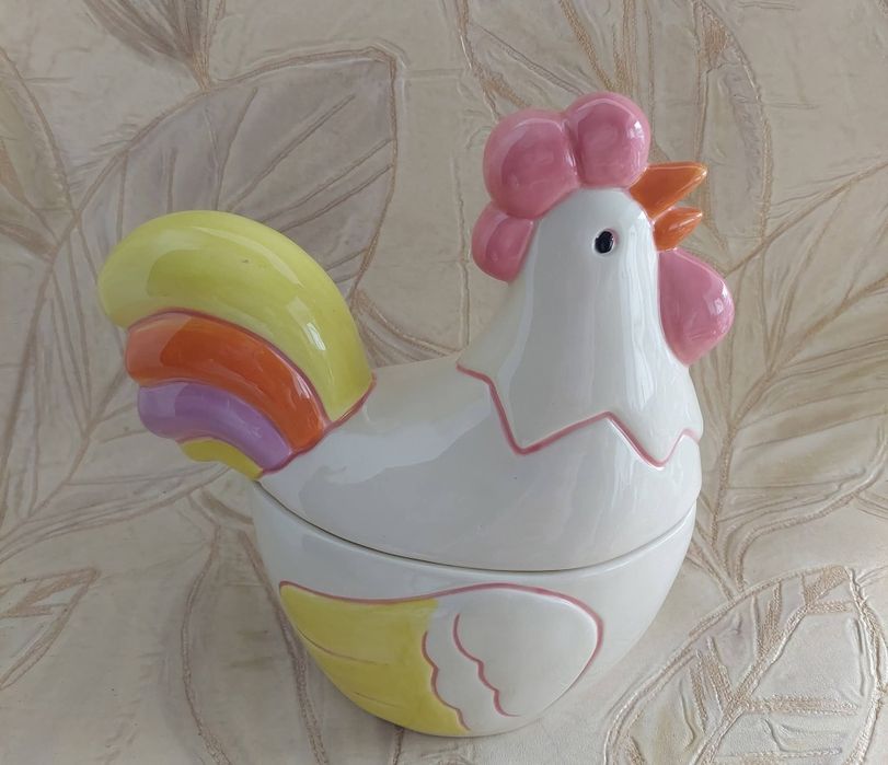 Bomboniera, pojemnik zamykany, ceramika kolorowa szkliwiona. Przedmiot prezentuje się wyśmienicie, stan zachowania bardzo dobry. Rozpiętość 23 cm