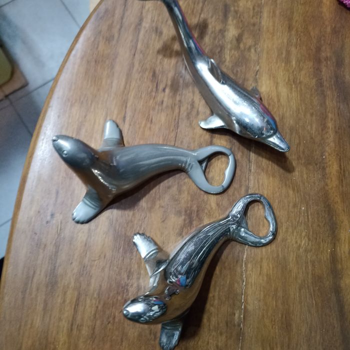 Abre-capsulas em inox, figura de animais marinhos.