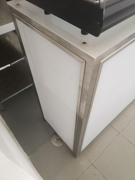 Balcão em inox com acrílicos