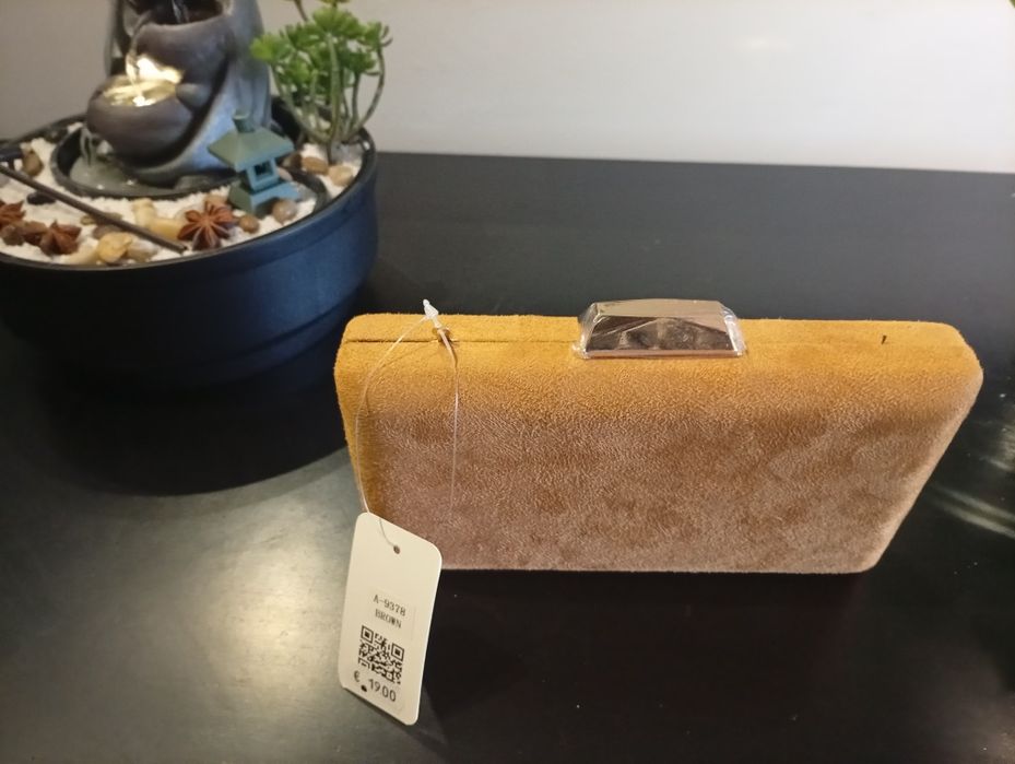 Clutch nova com fecho dourado