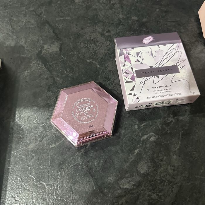 Rozświetlacz diamond bomb fenty beauty lavender luvr
