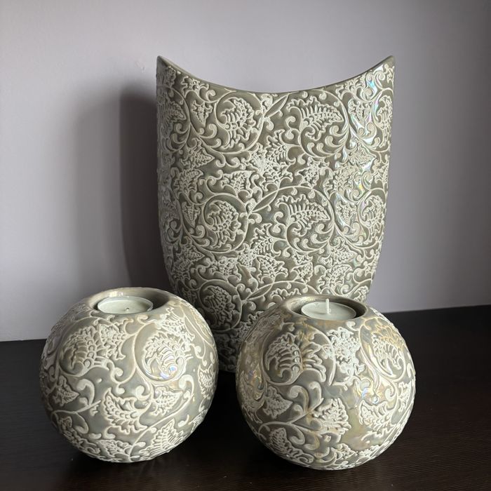 ozdobny wazon i swieczniki