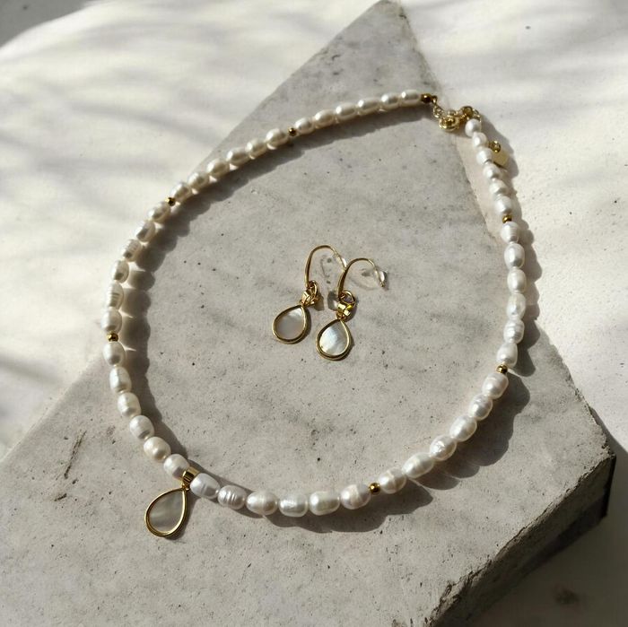 Набір чокер та сережки з натуральних перлин та перламутру