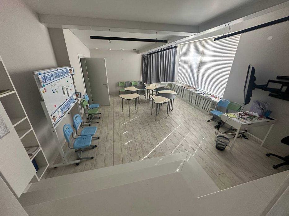 Будинок з басейном 1160 м2, 33 сотки в Ірпені