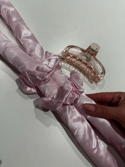 Różowy wałek do kręcenia włosów – nowy, zestaw z gumkami i klamrą