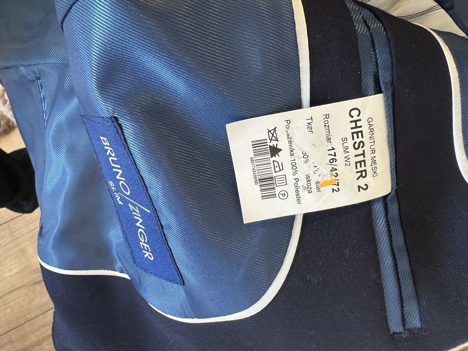 Garnitur meski slim na rożne okazje.