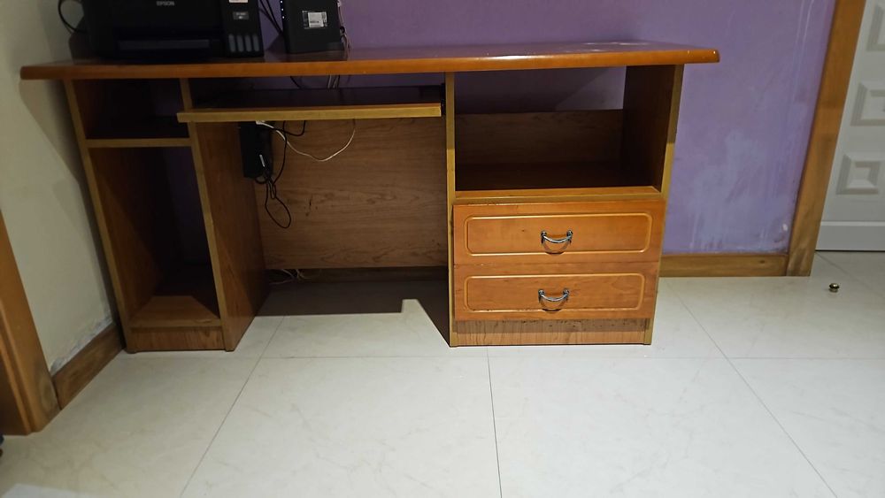 Vendo secretária  com cadeira