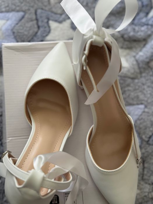Жіночі білі туфлі