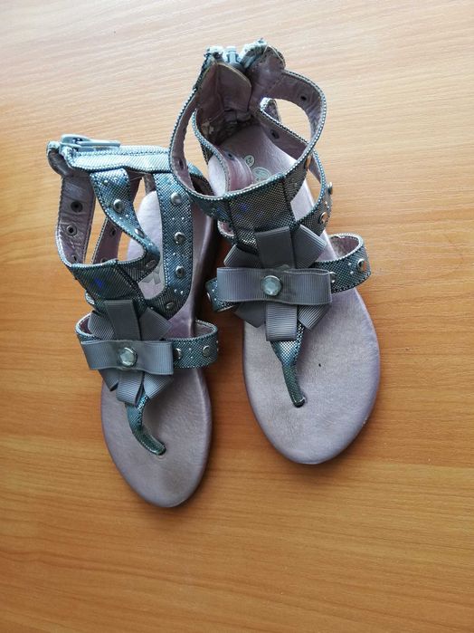 Босоножки на девочку новые 27 o.marines