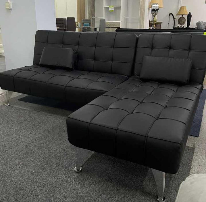 sofá-cama preto em promoção