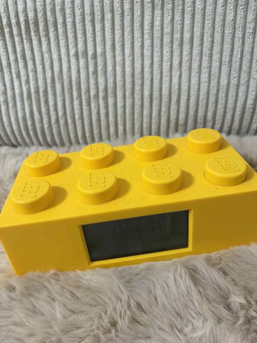 budzik LEGO w kształcie klocka w kolorze żółtym.