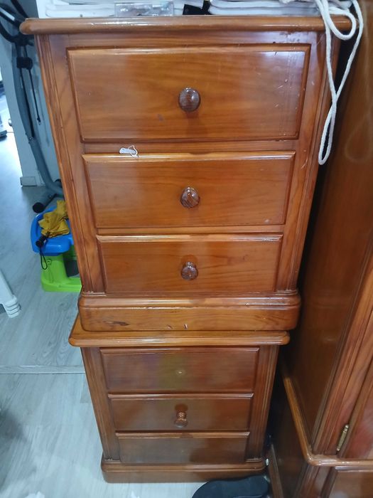 Duas mesas de  cabiceira 25 euros cada