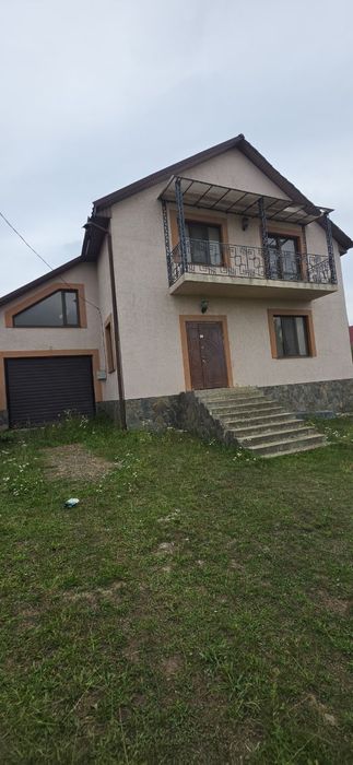 Будинок з гаражем