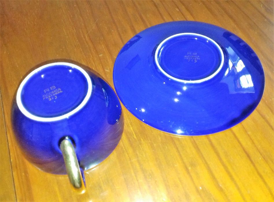 2 conjuntos de Chávenas e Pires antigos - RB Alcobaça