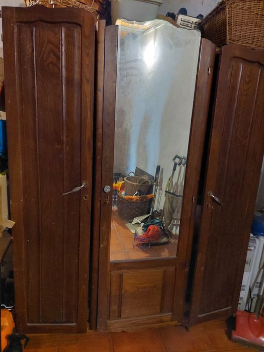 Roupeiro antigo com riscos ligeiros no verniz