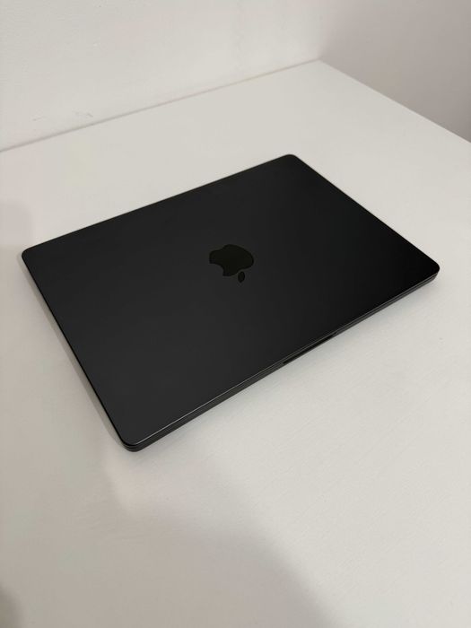 Macbook Pro M3 18GB RAM 512GB SSD - Gwiezdna Czerń