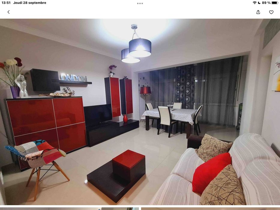 Conjunto de móveis de sala com mesa e cadeiras de pele.