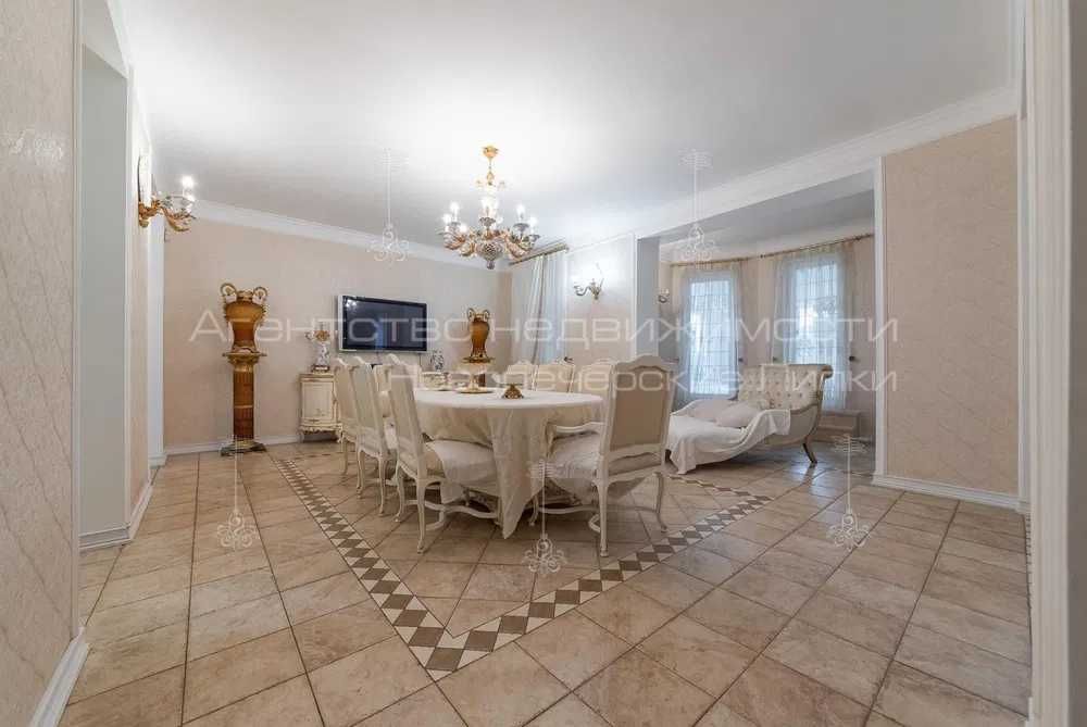 Розкішний будинок з ремонтом + бассейн Мічуріна Печерськ, Звіринецькая