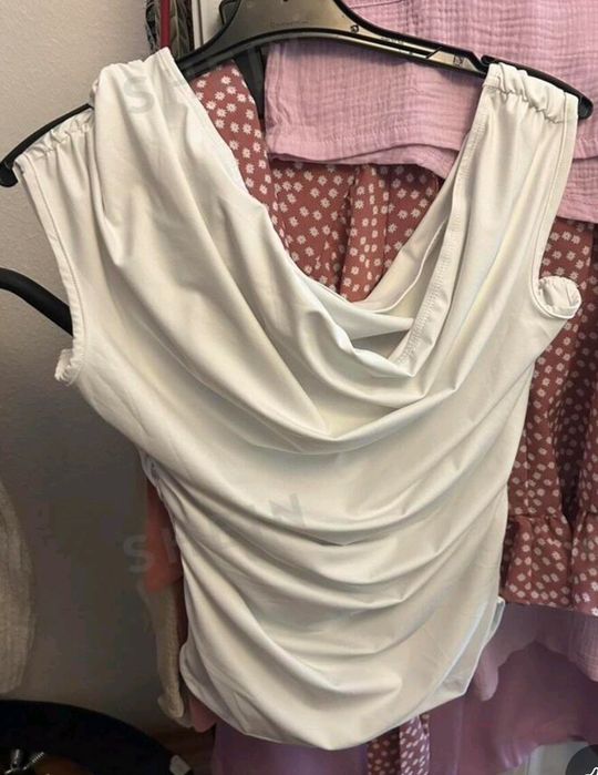 Blusa branca assimétrica