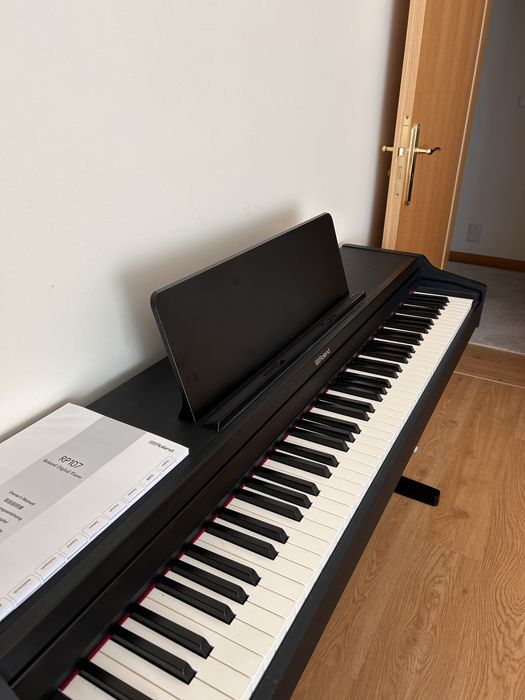 Piano Roland RP-107