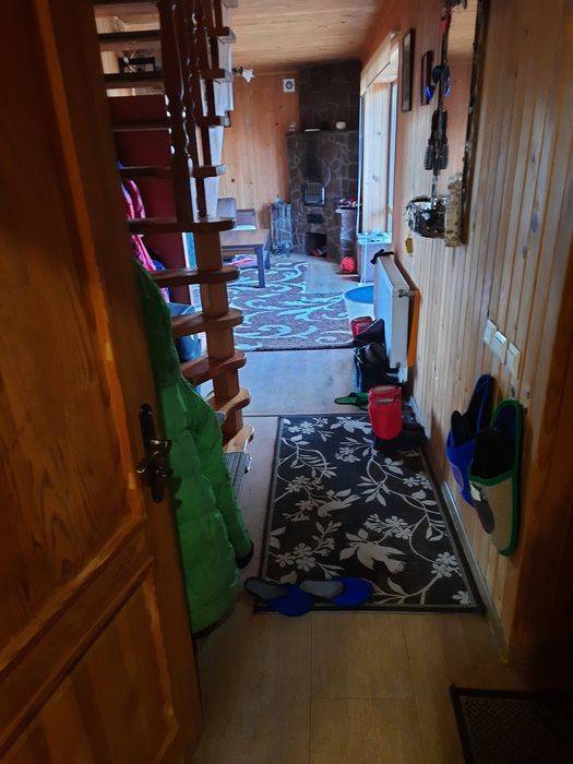 Будинок з великою територією басейном альтанкою