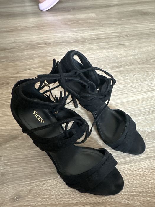 Buty czarne wiazane sandalki