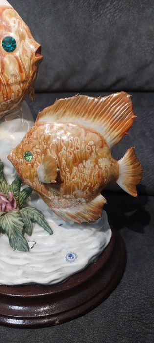 Estátua de peixes em porcelana e madeira