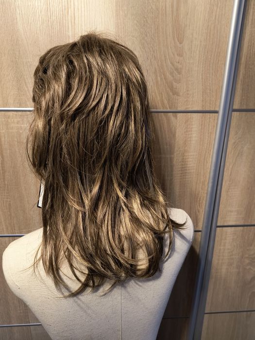 Nowa peruka bob mocno wycieniowane włosy z grzywką.