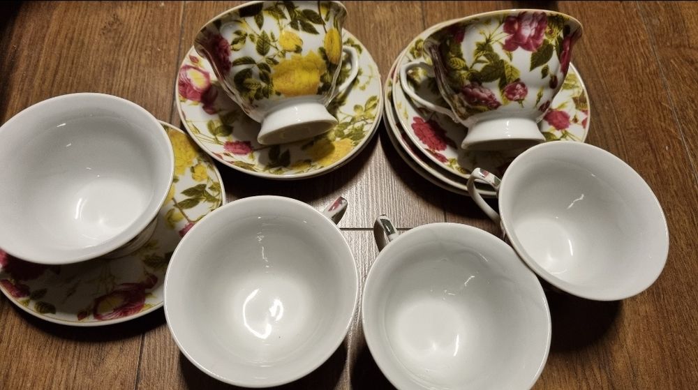 Komplet sześciu filiżanek z talerzykami