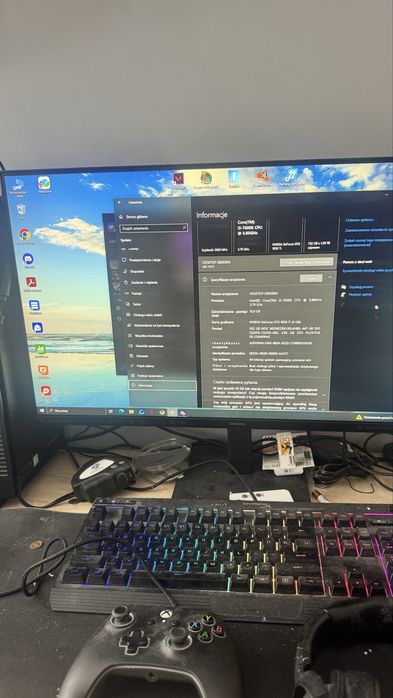 Komputer stacjonarny z monitorem