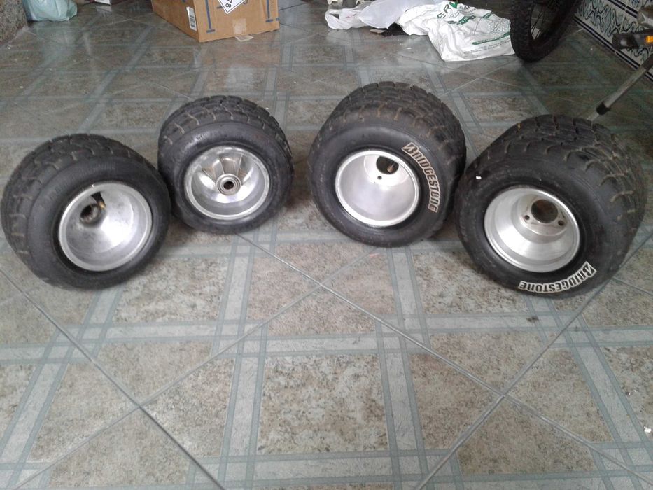 Jogo de pneus de chuva c/jante de alumínio Bridgestone, como NOVOS!