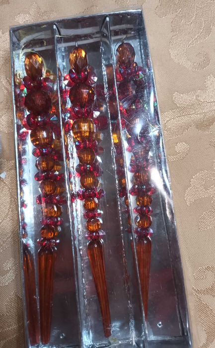 Conjunto de dois bonecos e 3 pingentes