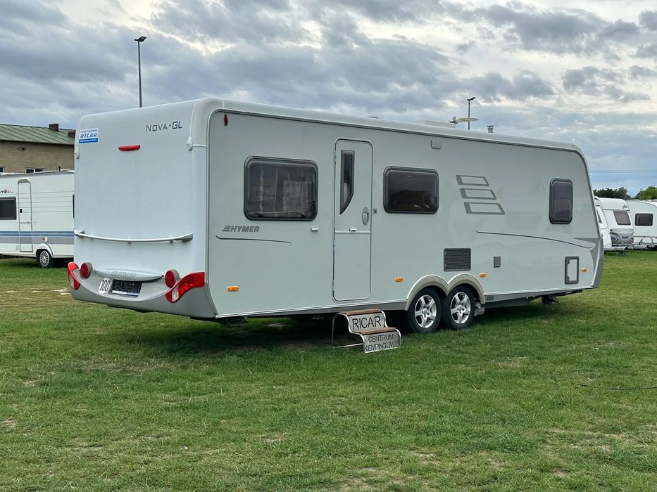 Hymer-Eriba 680 NOVA-GL z napędem, klimatyzacją i łóżkami piętrowymi.  Przyczepa po serwisie szczelności, sprawności urządzeń i gazu.
