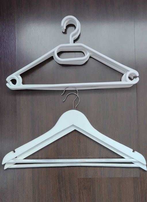 Wieszaki białe na ubrania